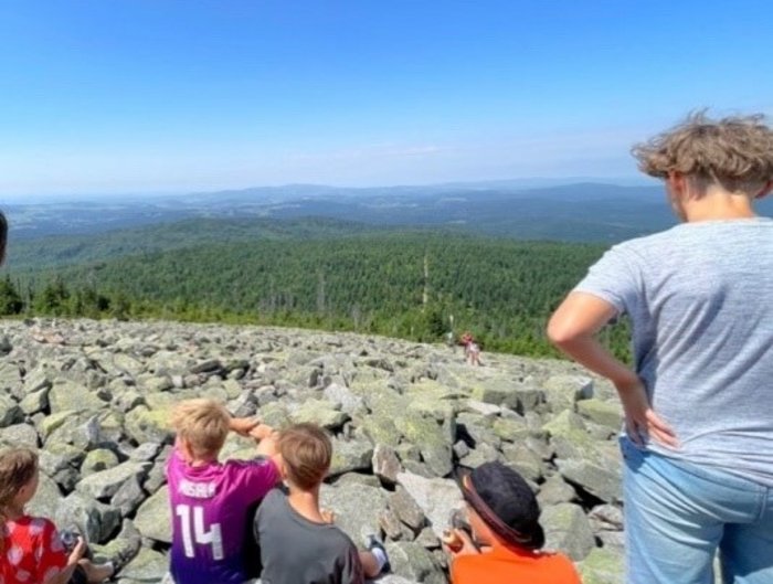Kinder, die die Aussicht vom Lusen genießen