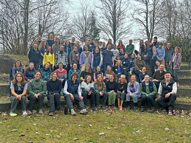 Zum Gruppenbild versammelten sich die Studierenden verschiedenster Fachrichtungen im Amphitheater des Wildniscamps am Falkenstein, wo sie eine Woche lang das Rüstzeug für ihr Praktikum vermittelt bekamen. (Foto: Max Weinberger/Nationalpark Bayerischer Wald)