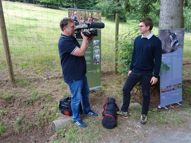 Clemens mit einem Kameramann während des Interviews.