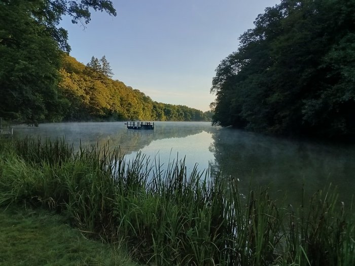 Ein Floß liegt auf einem See