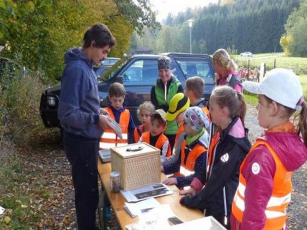 Foto: Felix Reisinger Kinder hören dem Parkmitarbeiter zu