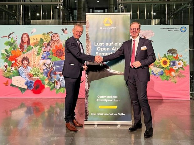 Peter Südbeck, Vorstand des NNL e.V., und Heiner Herkenhoff, Bereichsleiter Commerzbank besiegeln mit Handschlag die Kooperation