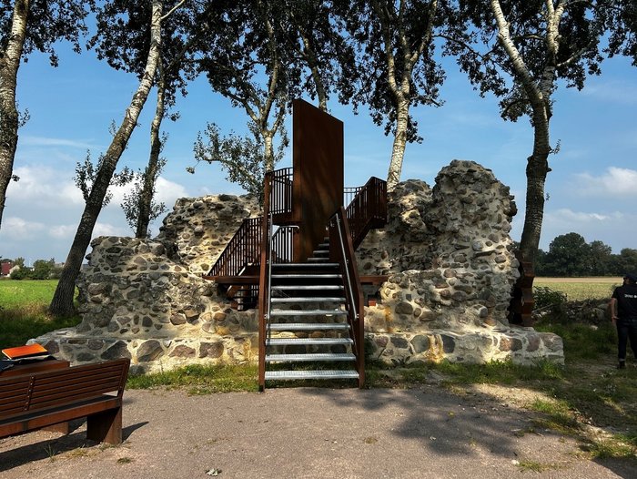 Eine Ruine eines alten Jagdturmes, gesichert und begehbar durch Cortenstahl-Elemente (Treppe und Aussichtsplattform)