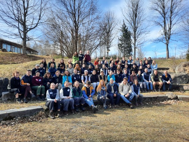 Die Umweltpraktikant:innen 2026 im Amphietheater des "Wildniscamp am Falkenstein"