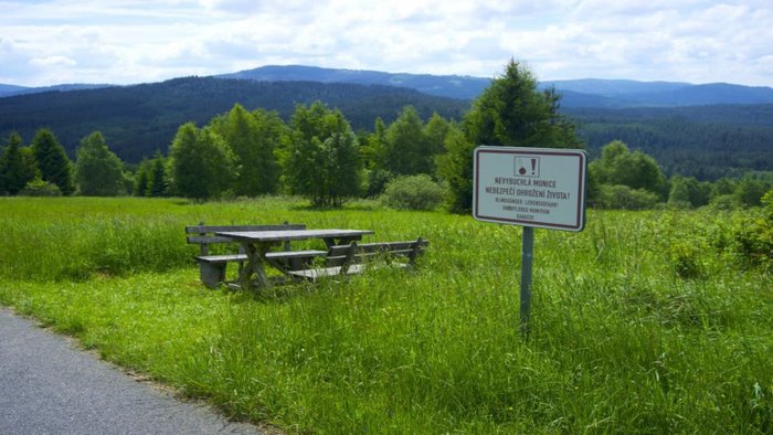 Gegend mit Sitzgruppe und Warnschild auf tschechisch