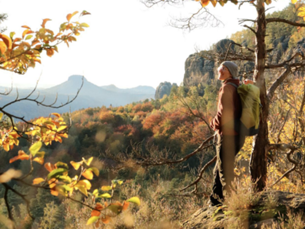 Sofie beim Wandern in der herbstlichen Sächsischen Schweiz