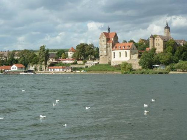 Foto: Reuter/RVH Seeufer mit Kirche und Häusern