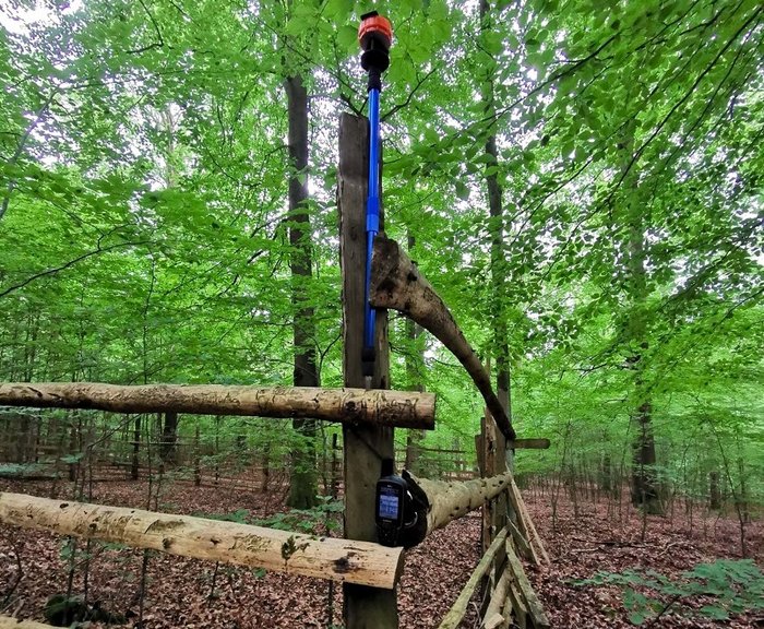 Praktikantin am Weisergatter mit GPS Gerät