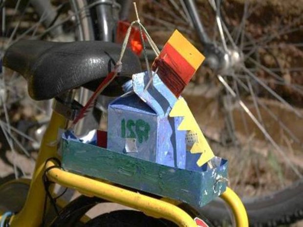 Upcycling Foto: Lena Zander gebasteltes Boot aus Müll auf dem Gepäckträger