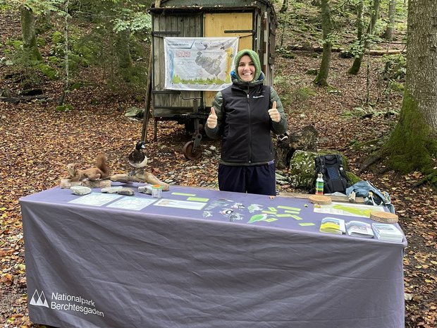Person steht an mobilen Infostand am Malerwinkel zum Nationalpark Berchtesgaden