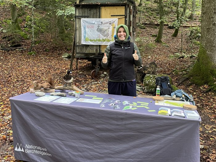 Person steht an mobilen Infostand am Malerwinkel zum Nationalpark Berchtesgaden