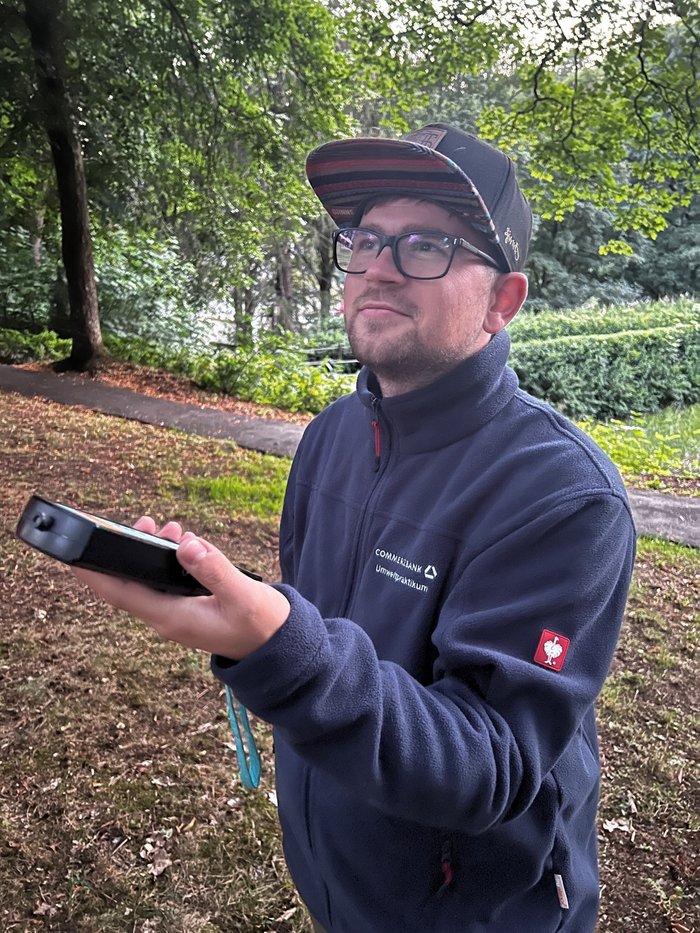 Oliver Kox mit dem "Batdetektor" im Wald auf der Suche nach Fledermäusen. 