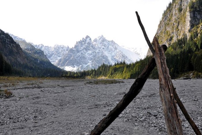 Foto: Matthias Breuherr Blick durch das Wildbachtal mit verschneiten Bergen im Hintergrund