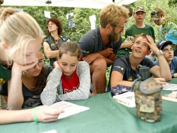 Junior Ranger Camp 2018 Foto Christina Kramer Kinder lesen an einer Biertischgarnitur
