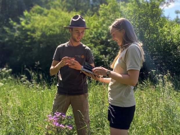 Lara und ein Ranger (Lennart Ender) beim Bestimmen eines Insekts