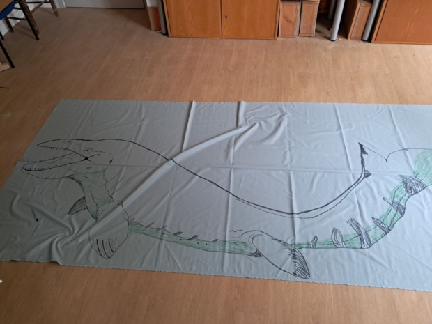Foto: Nina Lingg Ein mit einem Mosasaurus Baby bemaltes Laken
