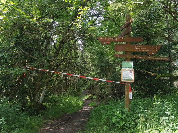 Foto: Lara Warnke Ein mit einem Flatterband abgesperrter Wanderweg