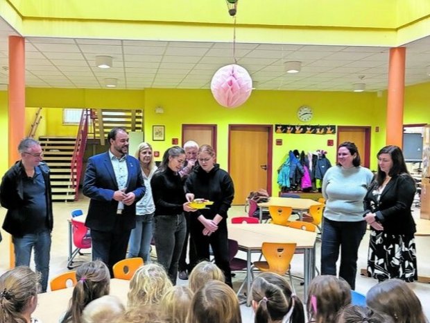 Beim Verteilen in Limbach halfen Nicole Pillong, Frank John, Dominik Hochlenert, Sandra Hamann, Jennifer Paul, Max Limbacher, Elisa Gebhardt und Stefanie Lagaly und Daniela Schlicker.