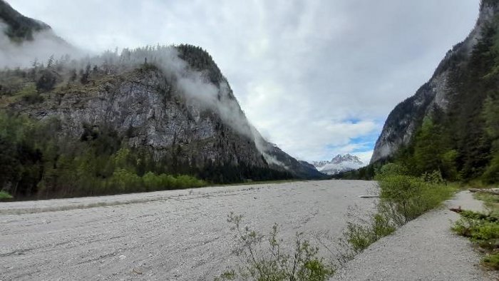 Berge mit Flussbett