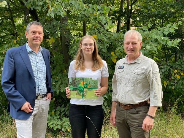 Die neue Commerzbank-Umweltpraktikantin im Nationalpark Hainich, Pauline Gräbedünkel, mit Stefan Koch, dem Leiter der Commerzbank-Beratungsfiliale Mühlhausen, und Nationalparkleiter Rüdiger Biehl (rechts)