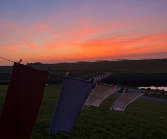 Wäscheleine auf der Hallig im Sonnenuntergang 