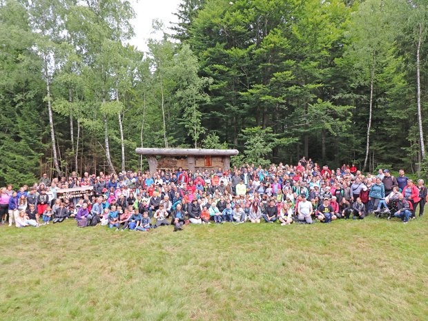 Gruppenfoto mit Wald im Hintergrund