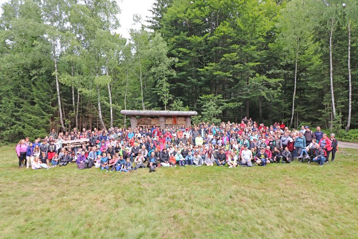 Gruppenfoto mit Wald im Hintergrund