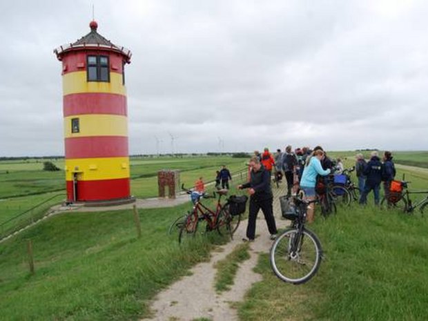 Foto: Luisa Müting Radtour über den Deich mit geld-rotem Leuchtturm