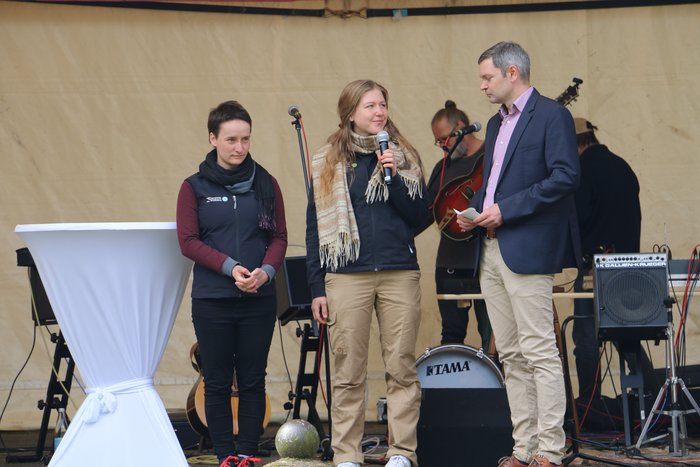 Magdalena Bodenberger präsentiert auf einer Bühne auf dem BiosphäreElbeMarkt 