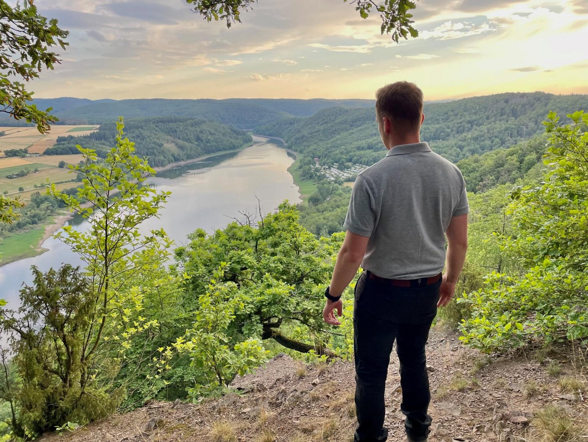 Philipp schaut von einem Aussichtspunkt auf einen großen Fluss im Nationalpark herab. 
