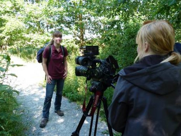 Interview vor großer Kamera im Wald