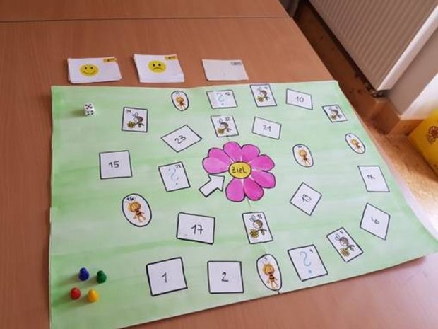 Foto: Tonja Thümler gebasteltes Spielbrett mit Blumen und Pflanzen