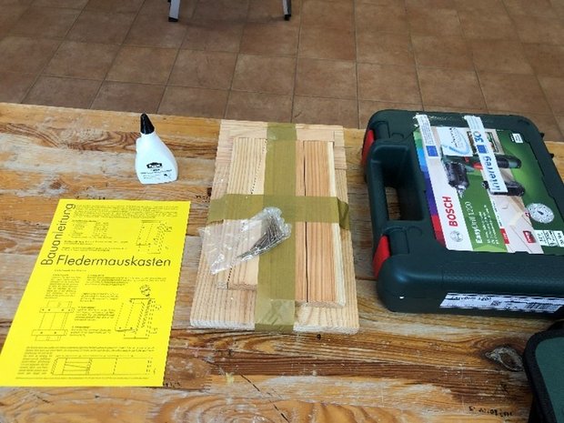 Ein Fledermauskaten Bauwagen-Set bestehende aus Kleber, Material, Anleitung und Werkzeug 