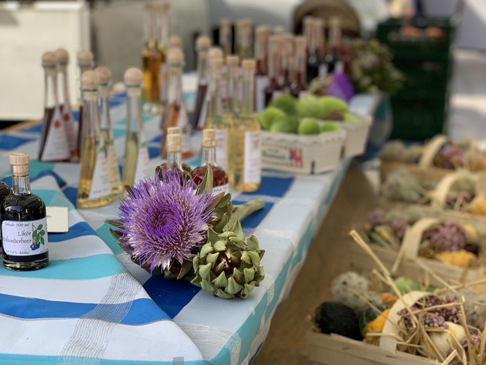 Regionale Spezialitäten wie Essig und Likör stehen auf einem Tisch