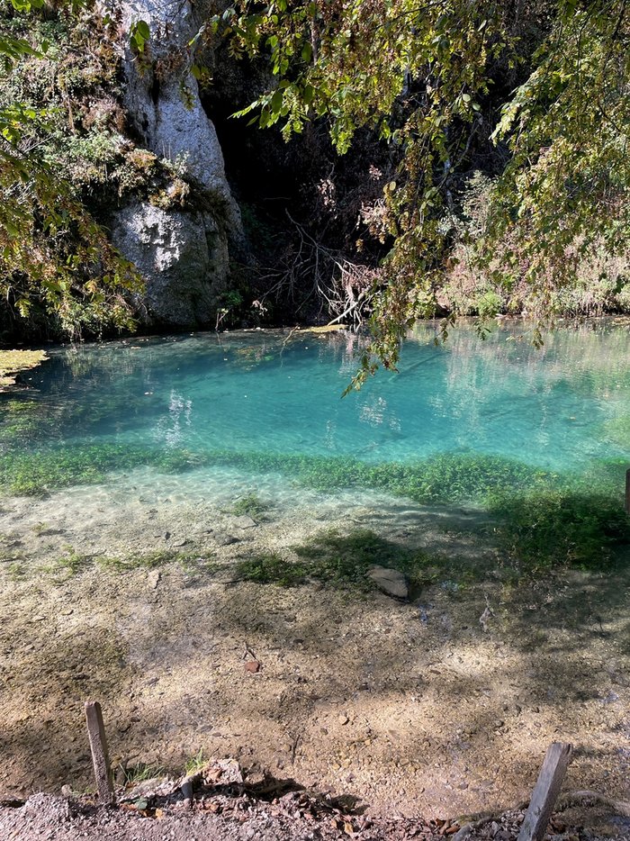 Blick auf ein azurfarbenes Kleingewässer