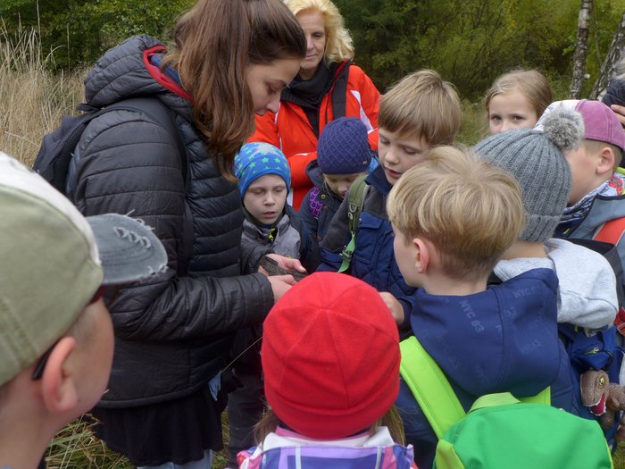 Foto: Natur- und Geopark Harz Eine Gruppe Drittklässler umringt die Umweltpraktikantin
