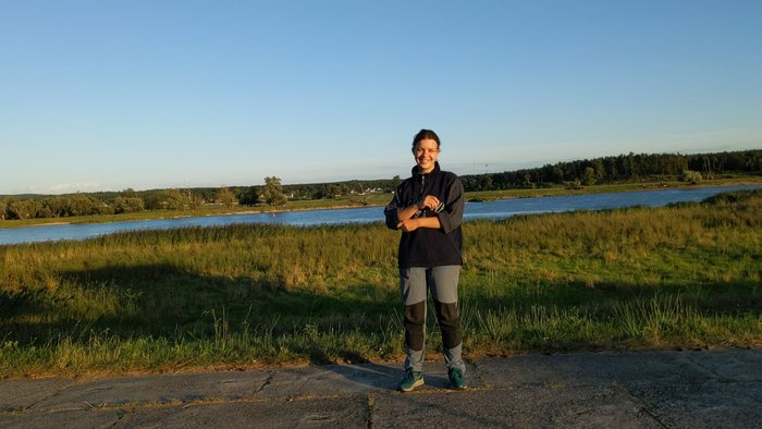 Im Vordergrund steht eine Person, im Hintergrund sieht man die Oder