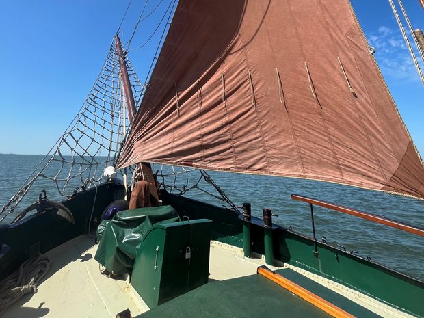 Blick auf ein Segelschiff mit dem Meer im Hintergrund