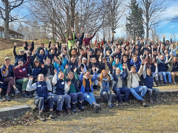 Gruppenfoto aller Teilnehmenden mit dem Betreuer- und Referententeam.