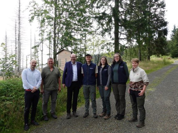 Niedersachsens Umweltminister Christian Meyer (3.v.l.) traf im Rah­men seiner Sommertour im  Nationalpark Harz auch die diesjährigen Umweltpraktikant*innen (von rechts) Susann, Daniela, Hannah  und Felix. Links im Bild Christoph Willeke, Landtagsabgeordneter (SPD) aus Bad Harzburg und  Nationalparkleiter Dr. Roland Pietsch