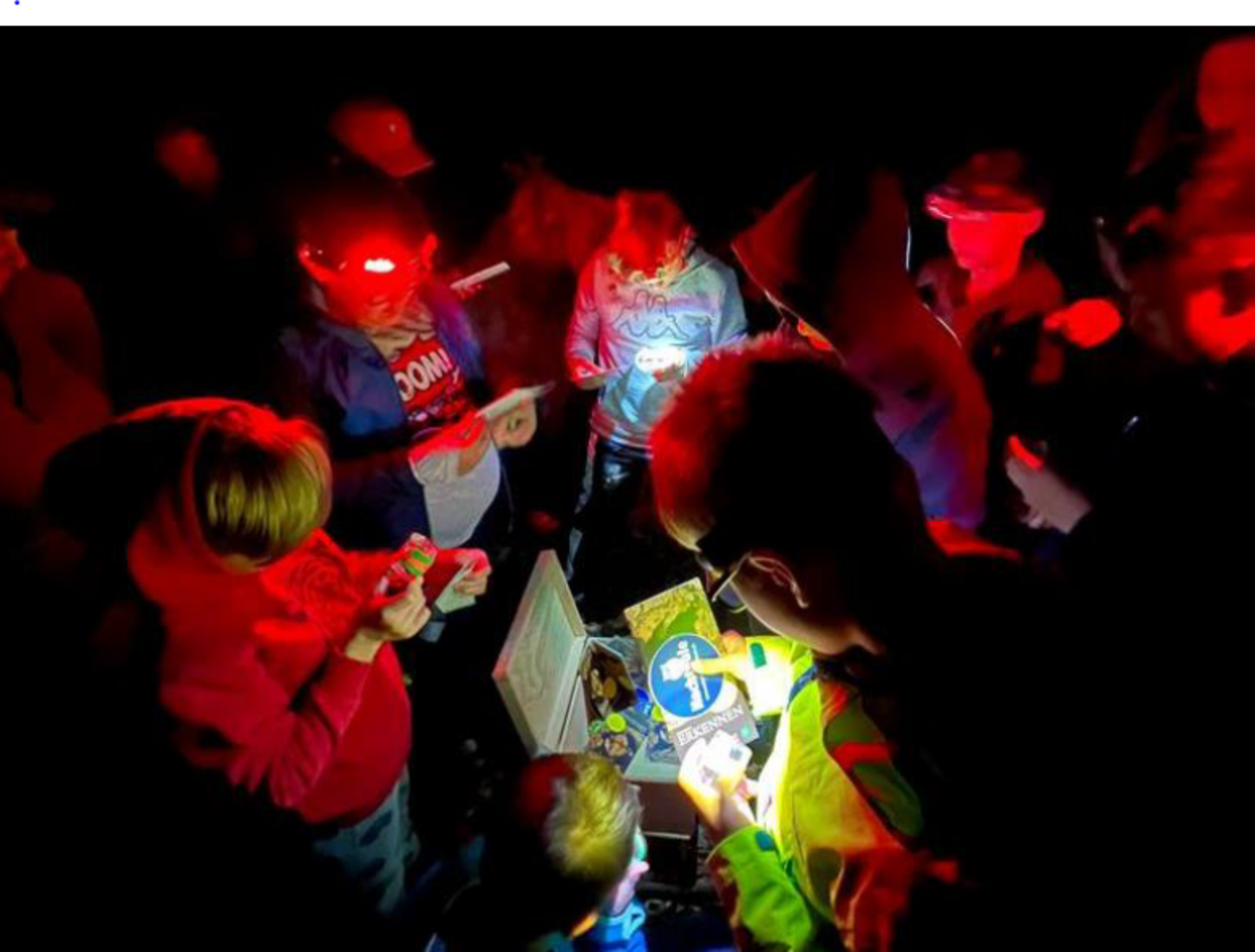 Blick auf die Kinder während der Nacht im Wildniscamp. 