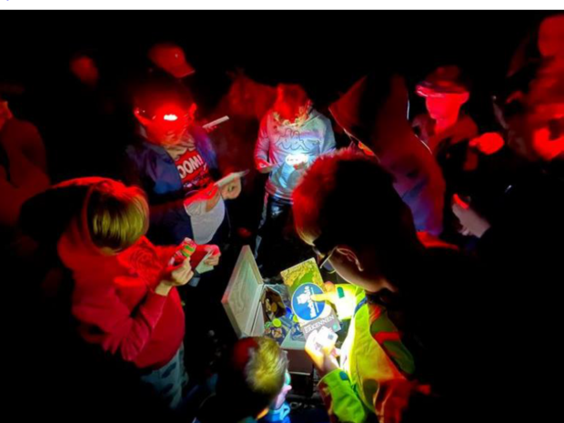 Blick auf die Kinder während der Nacht im Wildniscamp. 