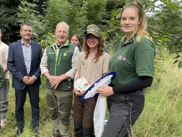 Praktikantin Leonie Ziegenhals (r.) und Praktikant Alexander Logies (2.v.r.) trafen sich zu einem Kennenlernen mit dem Commerzbank-Abteilungsdirektor Stefan Koch (l.) und Nationalpark-Leiter Rüdiger Biehl direkt an ihrem Einsatzort: dem Nationalpark Hainich