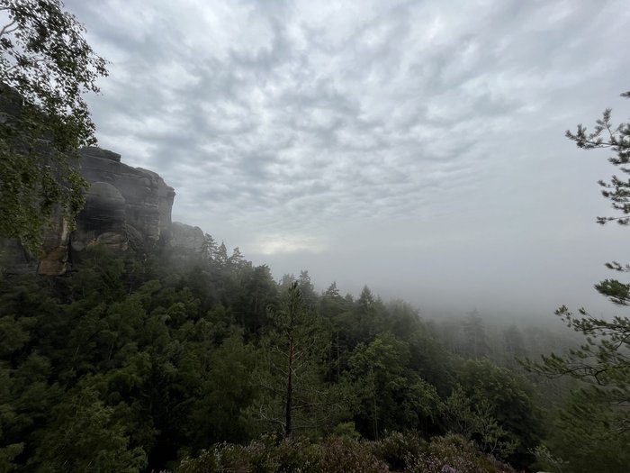 Dunkler Wolkenhimmel in der Sächsischen Schweiz.