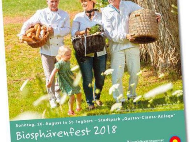 Plakat vom Biosphärenfest 2018 3 Personen tragen Picknickkörbe eine Wiese runter
